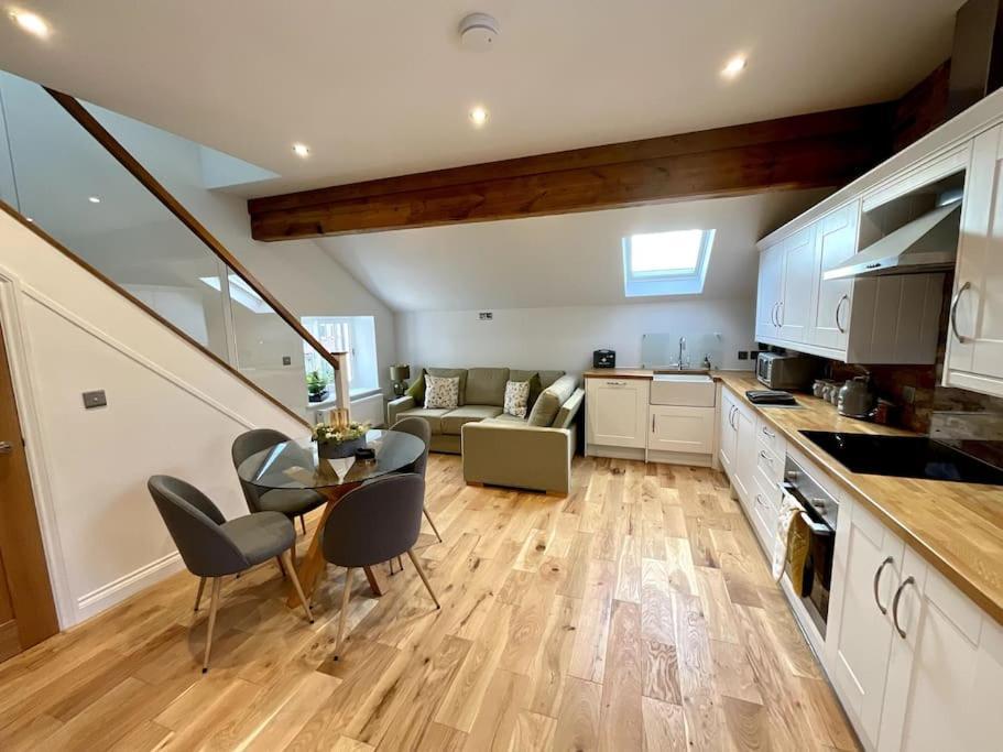 Apt D In Old Grade 2 Converted Farmhouse 마켓 웨이튼 외부 사진