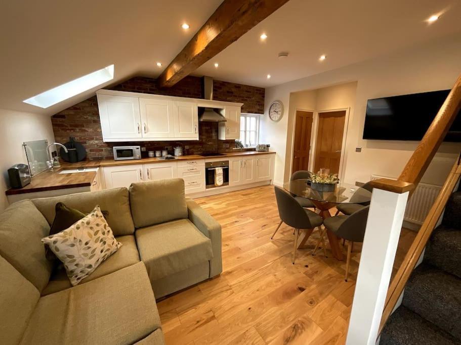 Apt D In Old Grade 2 Converted Farmhouse 마켓 웨이튼 외부 사진