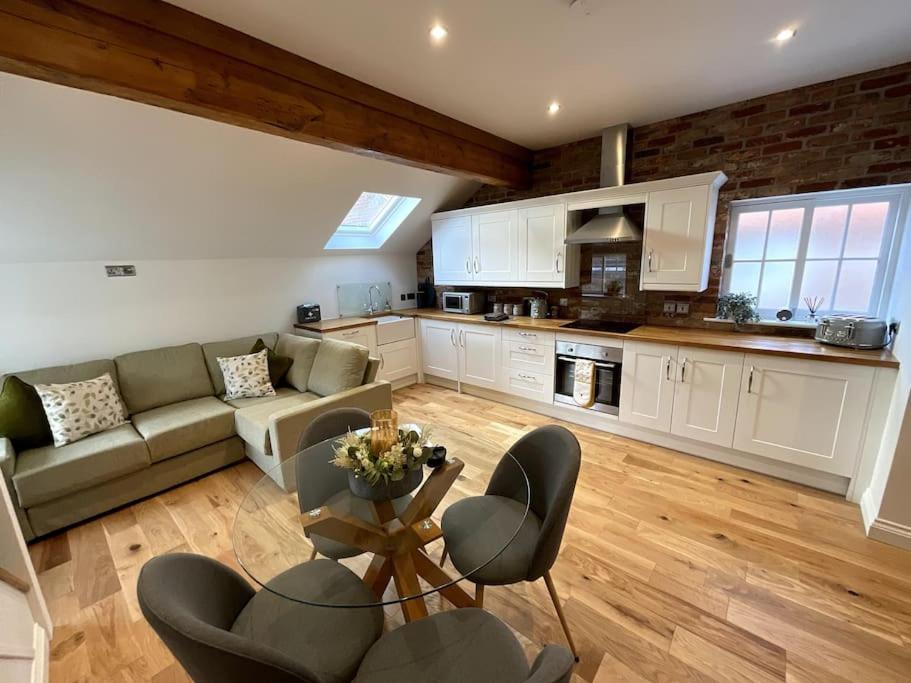 Apt D In Old Grade 2 Converted Farmhouse 마켓 웨이튼 외부 사진