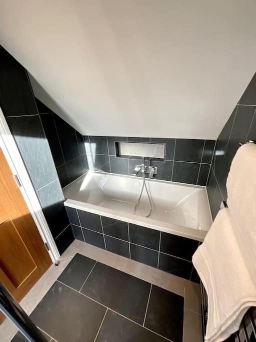 Apt D In Old Grade 2 Converted Farmhouse 마켓 웨이튼 외부 사진